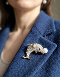 Broche con forma del delfin sosteniendo perla blanca