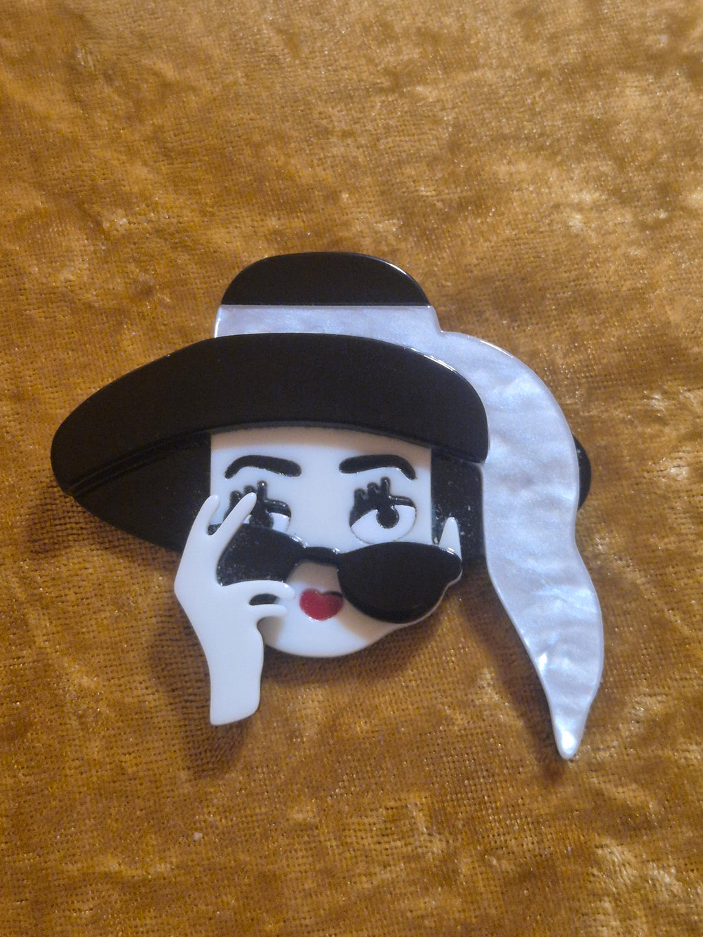Broche vintage mujer con sombrero negro