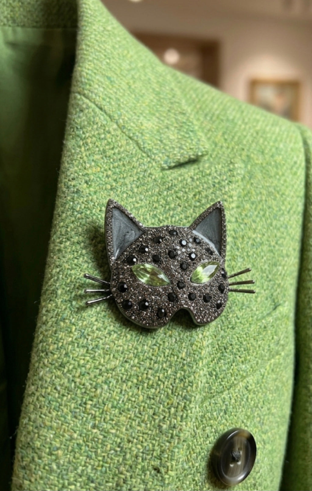 Broche cabeza de gato con ojos verdes