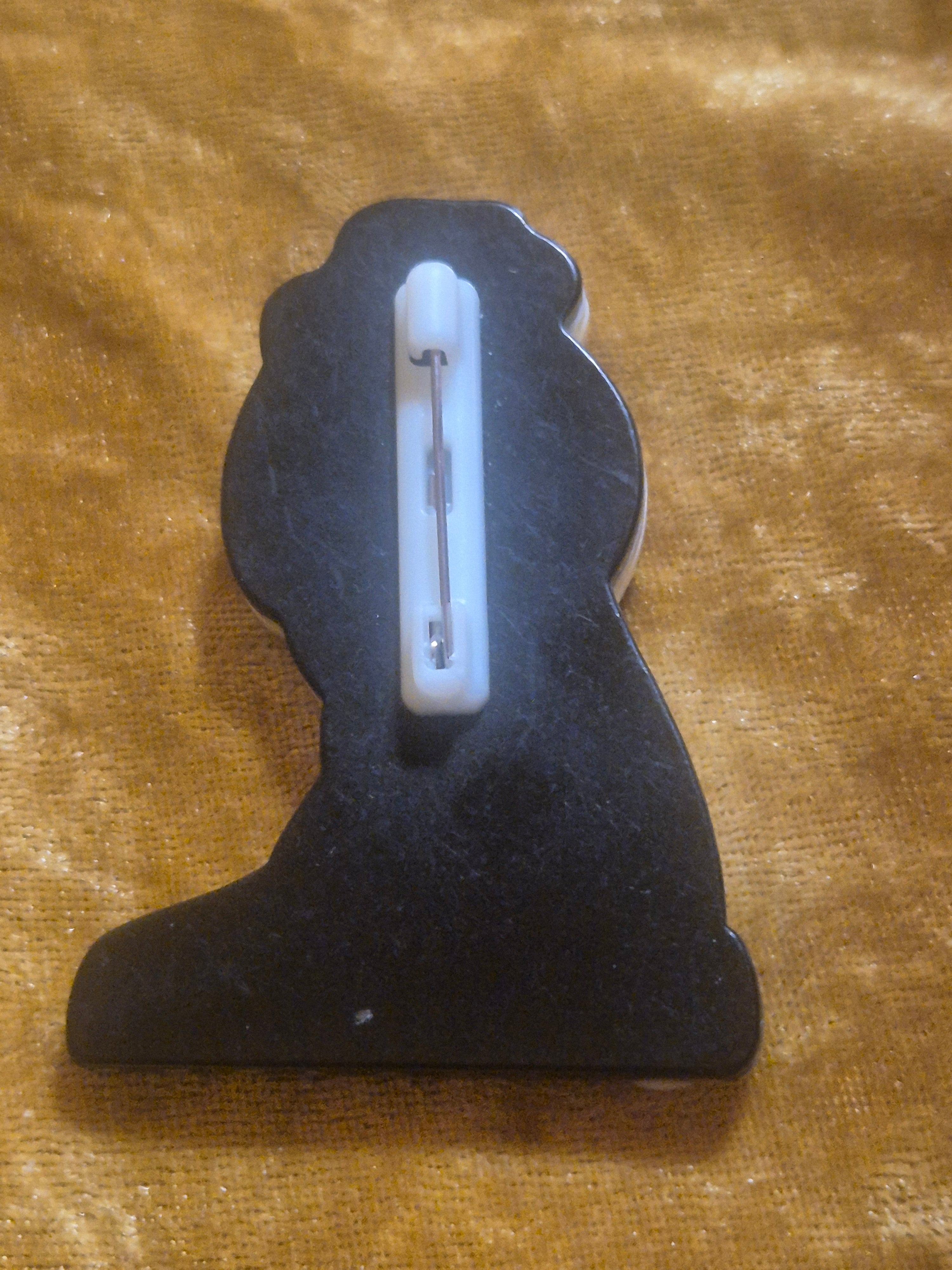 Broche vintage mujer con diadema negra y lunares blancos