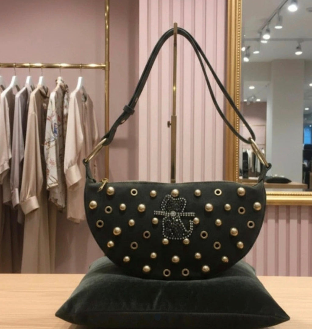 Detalle gato elegante con collar strass bolso boho chic antelina verde oliva | vaqueraspain