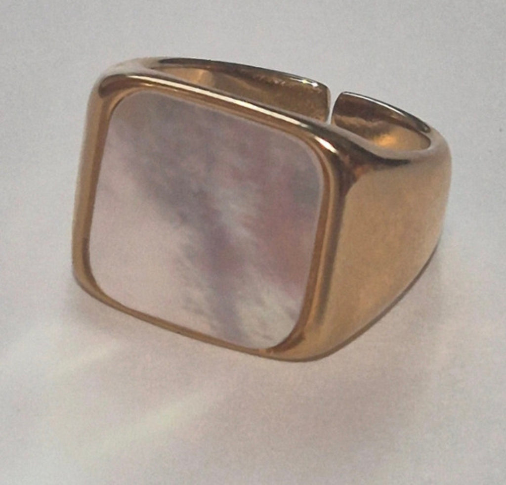 Detalle sello madreperla brillante anillo metal dorado vintage | vaqueraspain