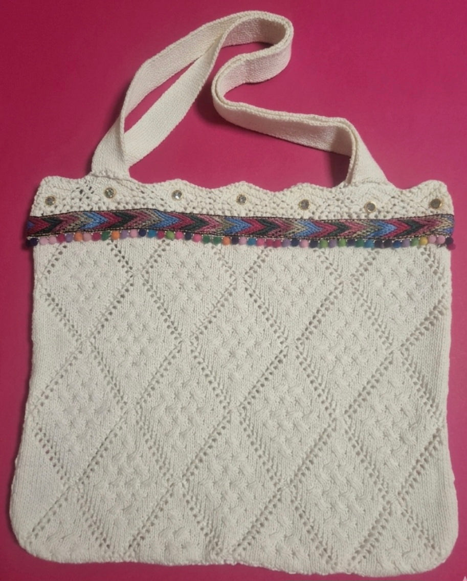 Vista lateral bolso bohemio blanco roto con zigzag geométrico étnico | vaqueraspain