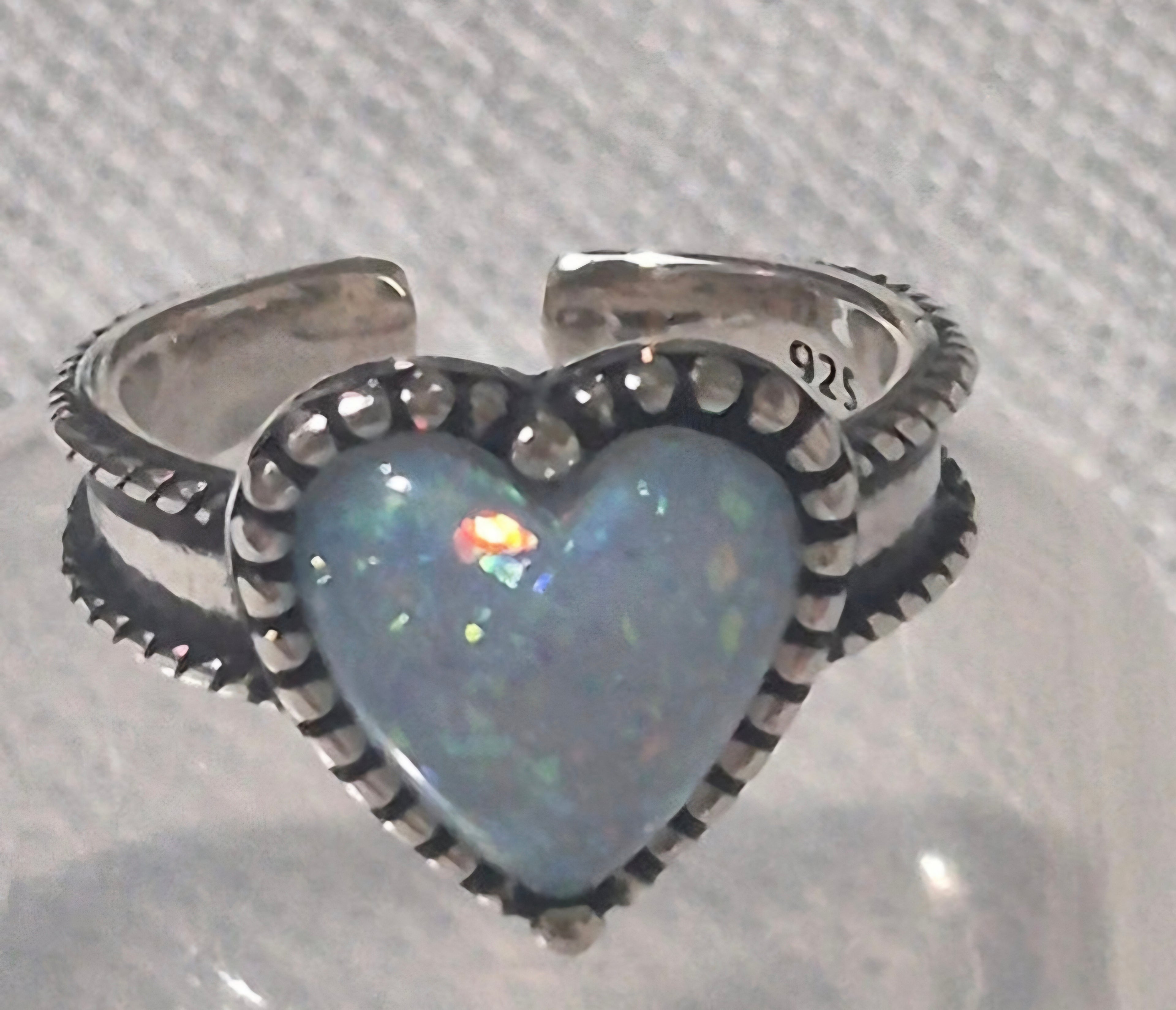 Detalle ópalo multicolor corazón anillo romántico plata 925 | vaqueraspain