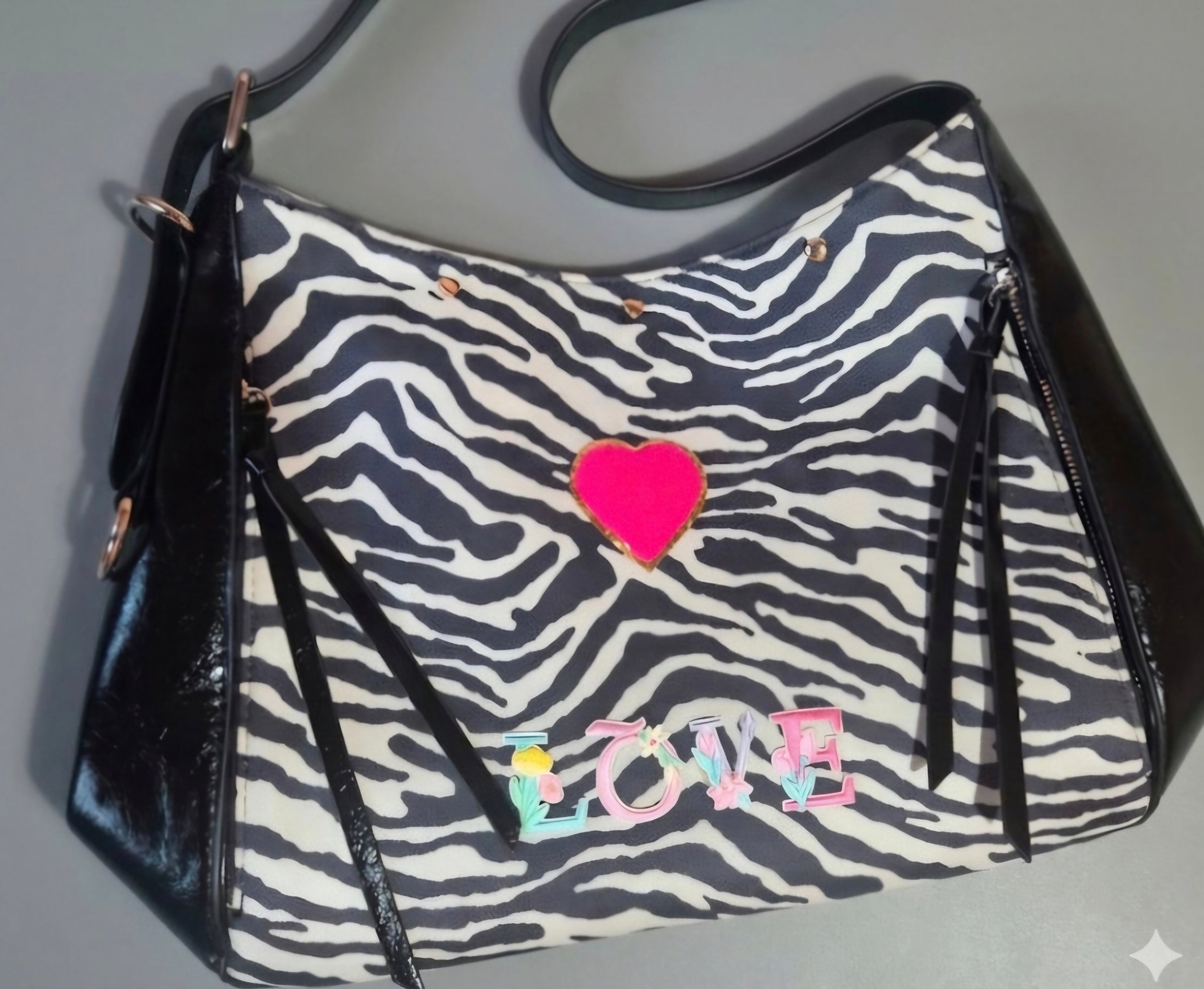 Detalle animal print cebra y love bolso bohemio cuero sintético | vaqueraspain