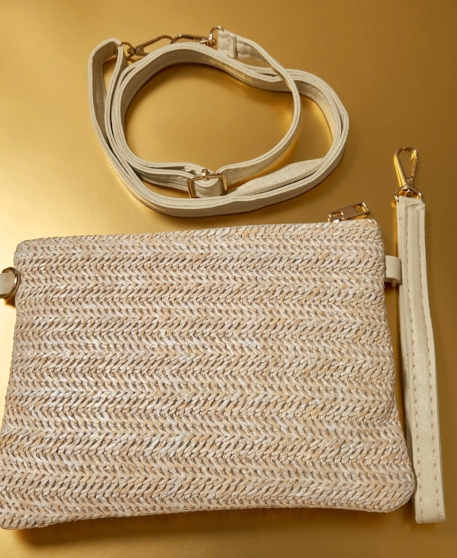 Vista frontal bolso bohemio con hilera de tachas doradas boho chic | vaqueraspain