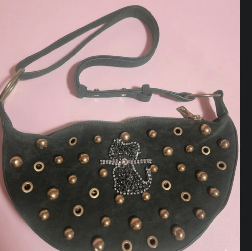 Vista lateral bolso bohemio gato elegante strass antelina verde oliva boho chic | vaqueraspain