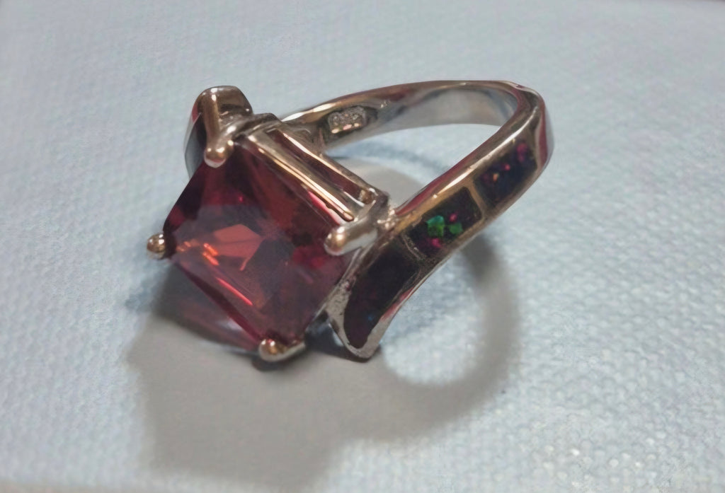 Vista macro detalle ópalo negro cultivado anillo corte princesa plata 925 | vaqueraspain