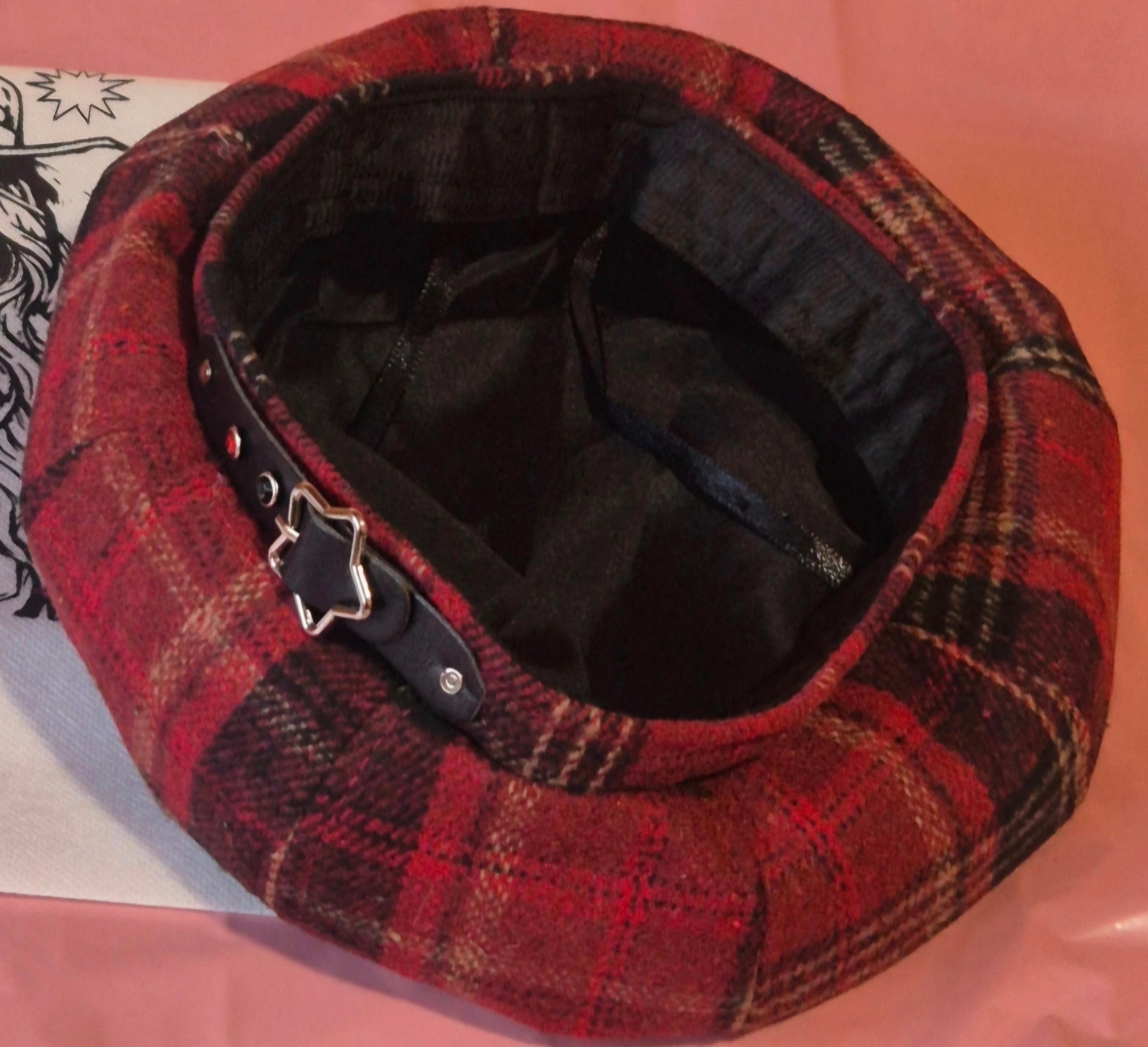 Vista lateral gorra newsboy cap cuadros rojos y beige | vaqueraspain
