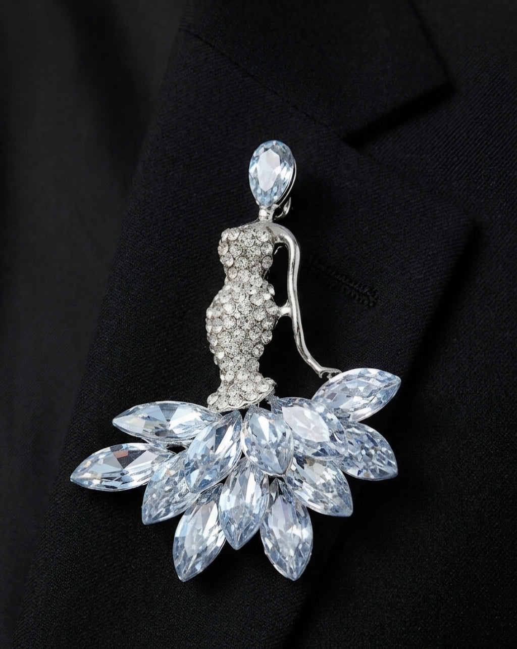 Broche bailarina de cristal con vestido de gala