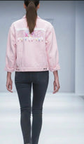 Chaqueta vaquera boho chic rosa pastel talla M con encaje de ganchillo blanco y pompones | vaqueraspain