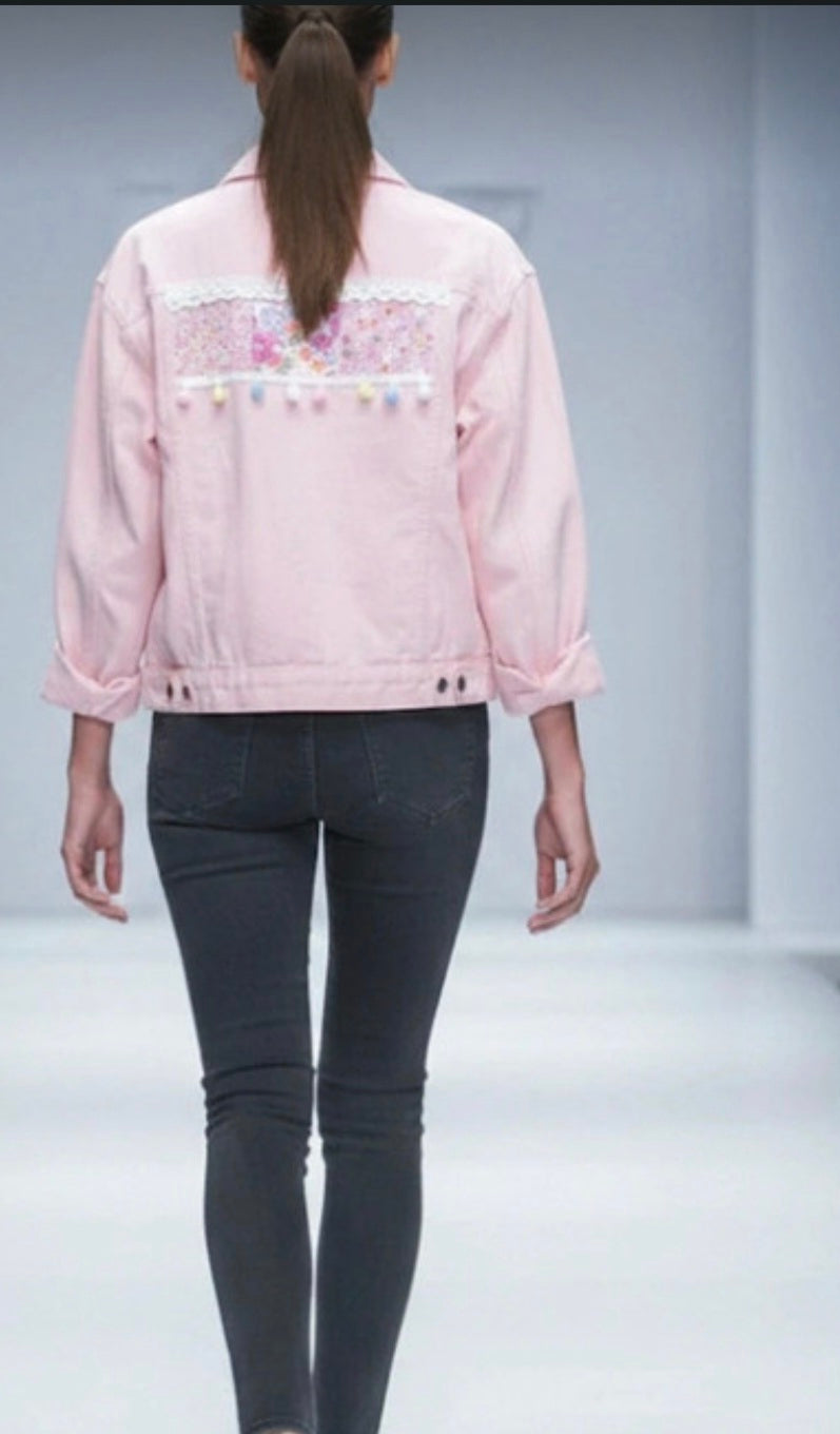 Chaqueta vaquera boho chic rosa pastel talla M con encaje de ganchillo blanco y pompones | vaqueraspain