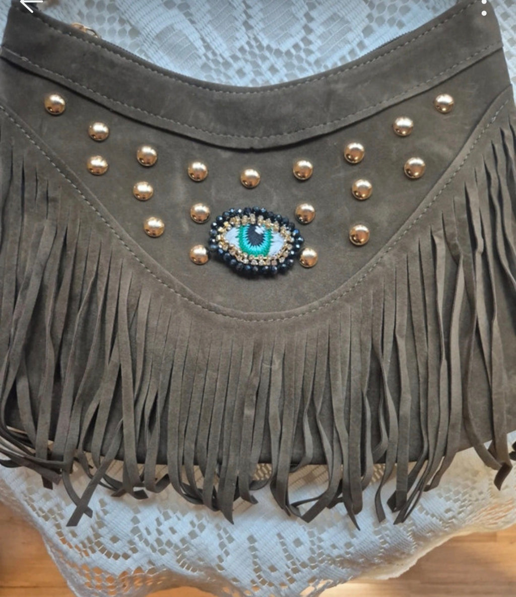 Bolso boho flecos color verde caqui con parche ojo verde - vaqueraspain