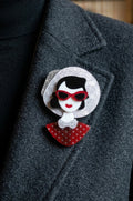 Broche boho chic mujer morena con gafas de gato rojo y negro