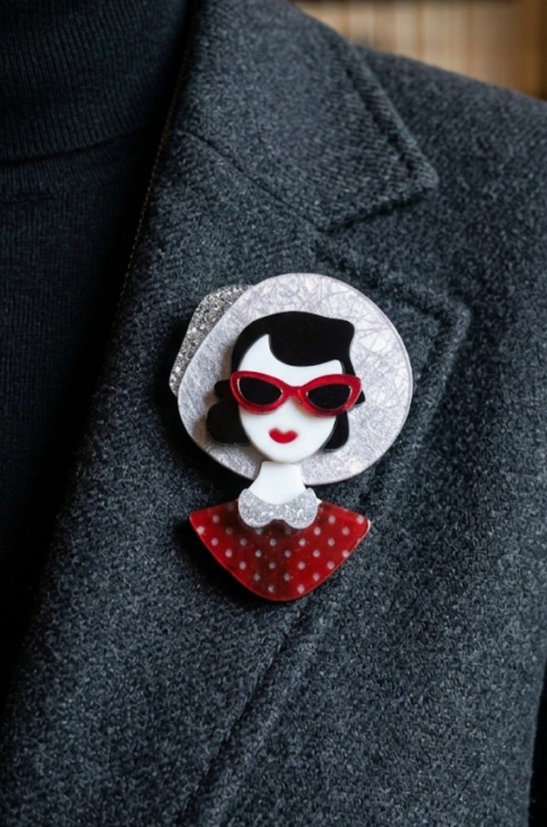 Broche boho chic mujer morena con gafas de gato rojo y negro