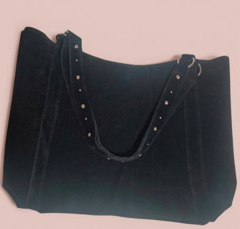 Vista lateral bolso tote bohemio perrito sentado con strass boho chic | vaqueraspain