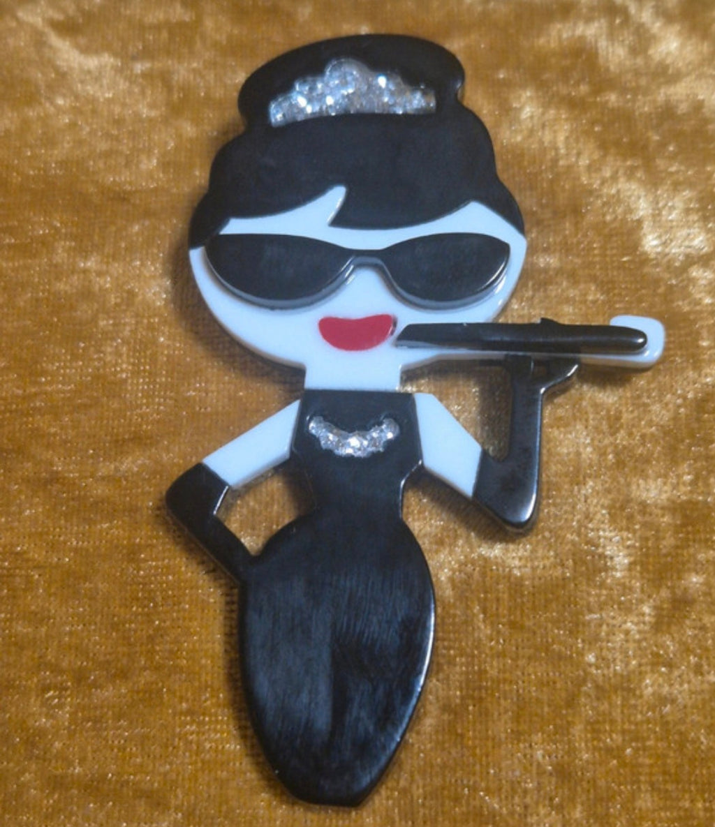 Broche retro art déco mujer con collar de diamantes y vestido negro | vaqueraspain