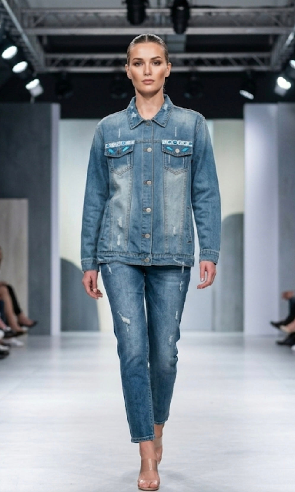 Vista trasera chaqueta vaquera azul con espejos bordados Edición Limitada | vaqueraspain