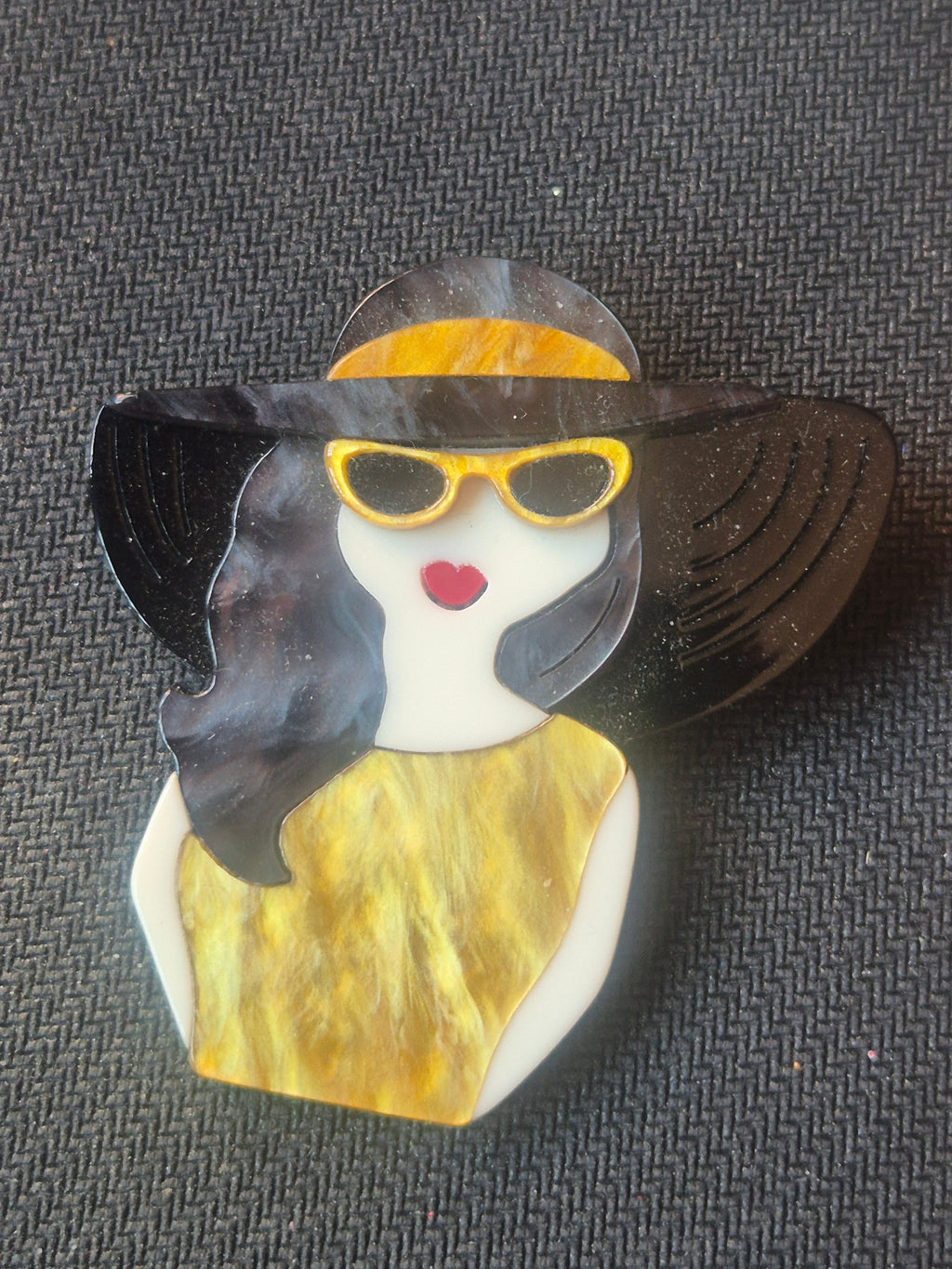 Broche de acrilico vintage mujer con vestido dorado