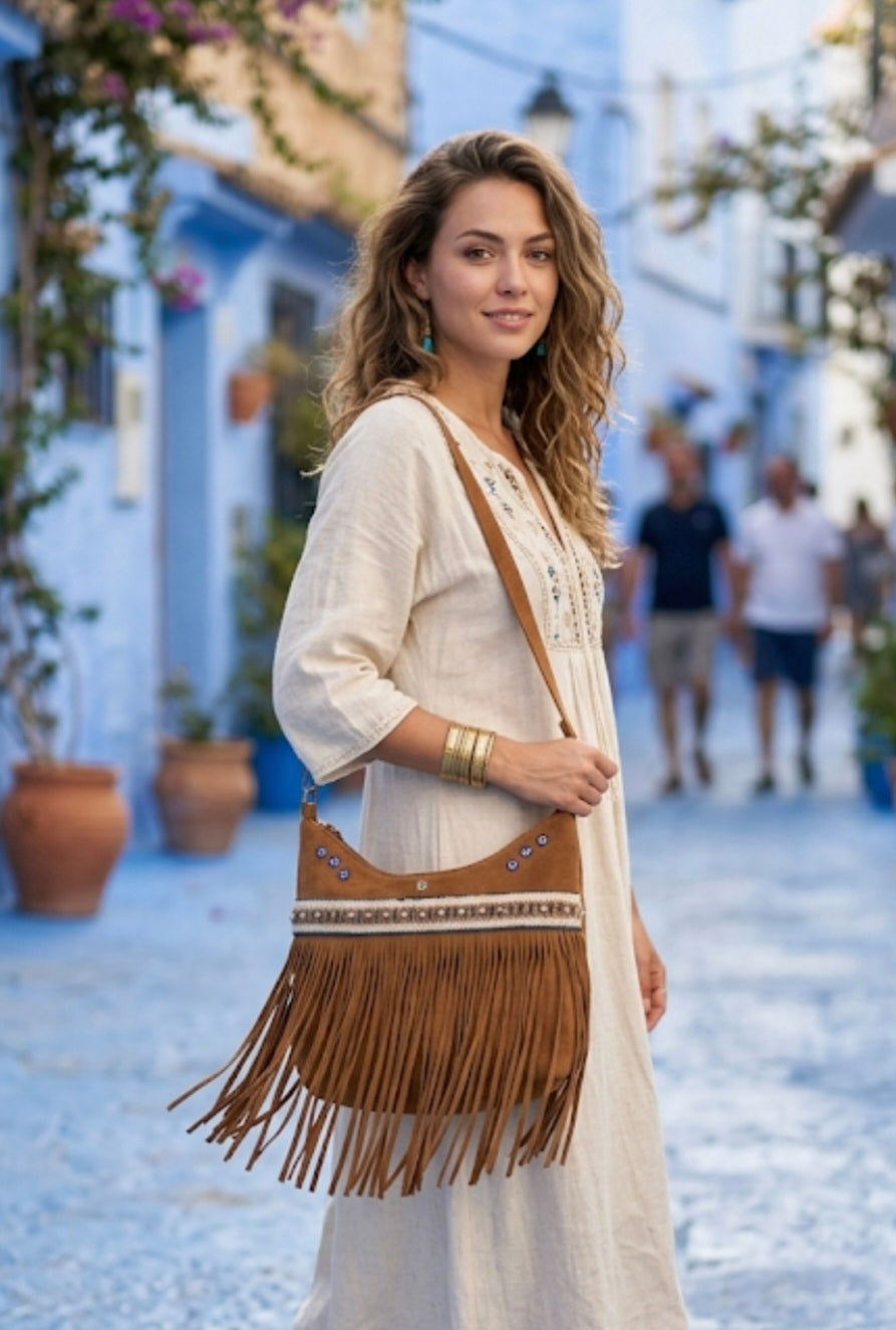 Detalle galón perlas blancas y tachas bolso bohemio flecos camel | vaqueraspain