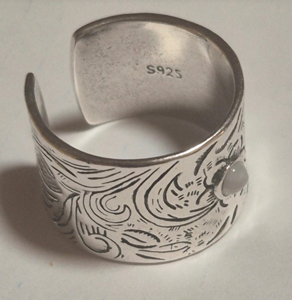 Vista lateral anillo ajustable bohemio Naturaleza piedra de luna | vaqueraspain
