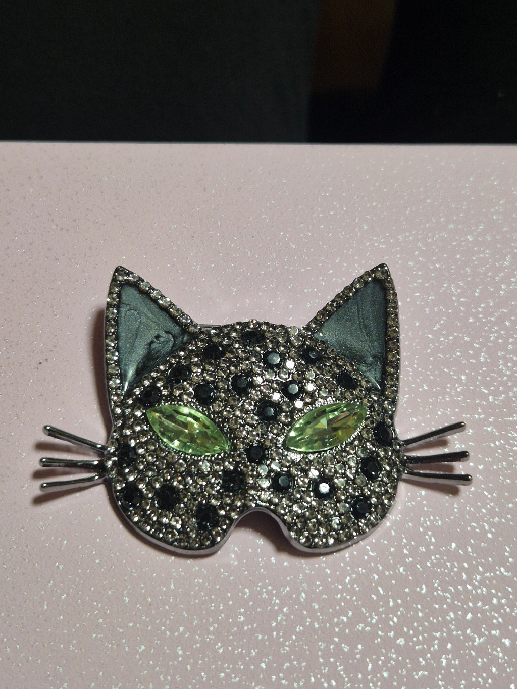 Broche cabeza de gato con ojos verdes