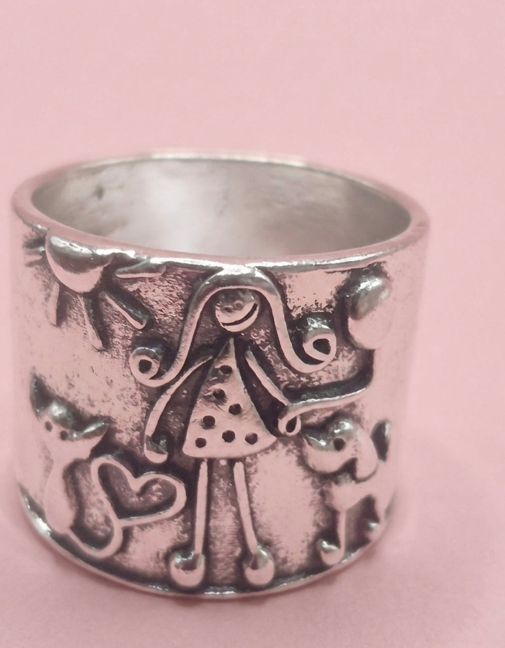 Vista frontal anillo vintage niña vestido de lunares acero con rodio | vaqueraspain