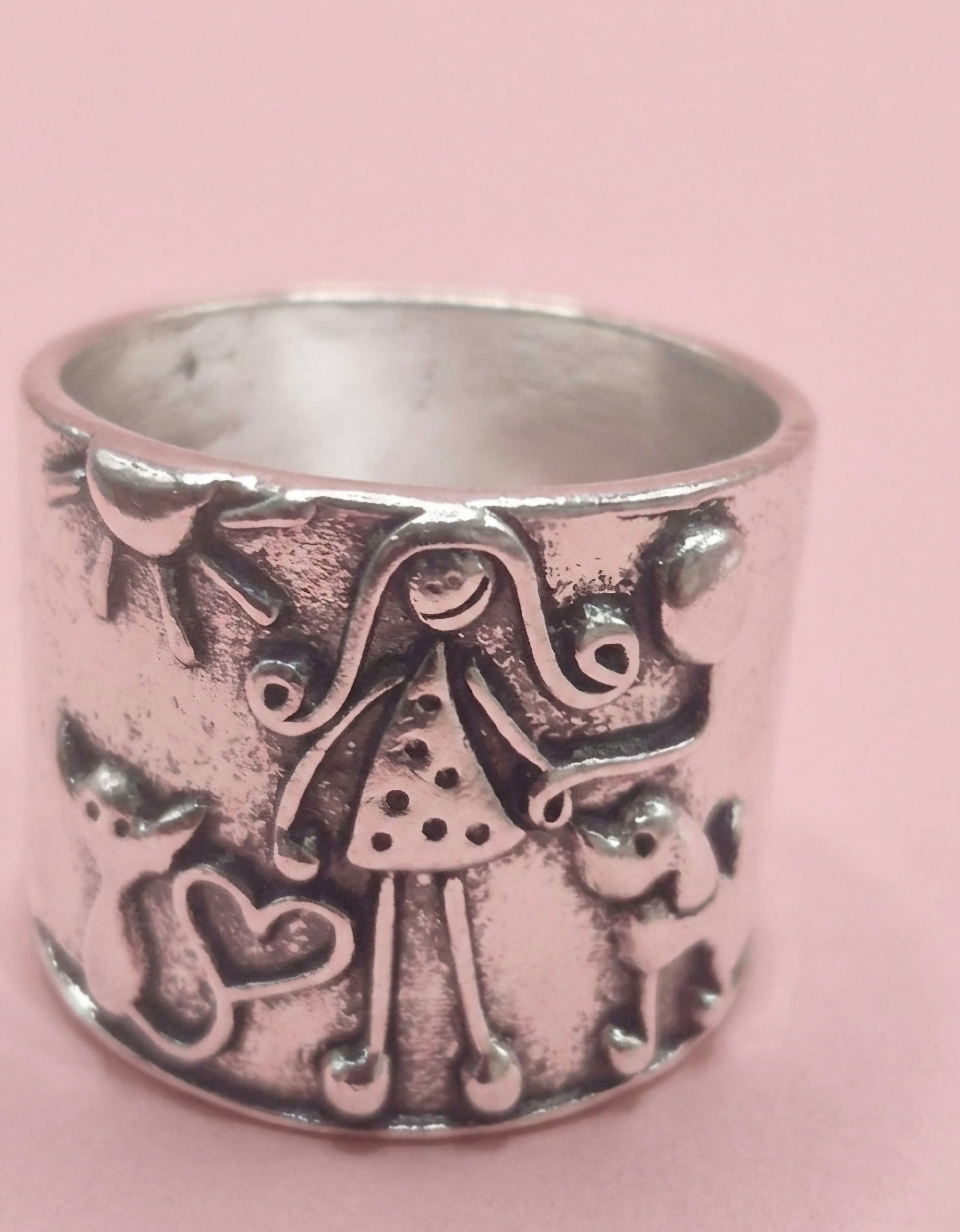Vista frontal anillo vintage niña vestido de lunares acero con rodio | vaqueraspain
