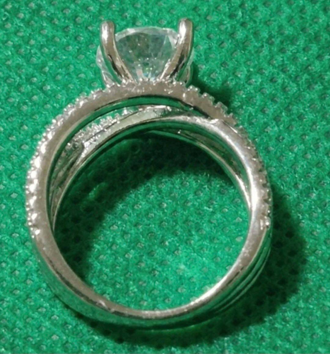 Vista frontal anillo pavé plata 925 con diseño entrelazado | vaqueraspain