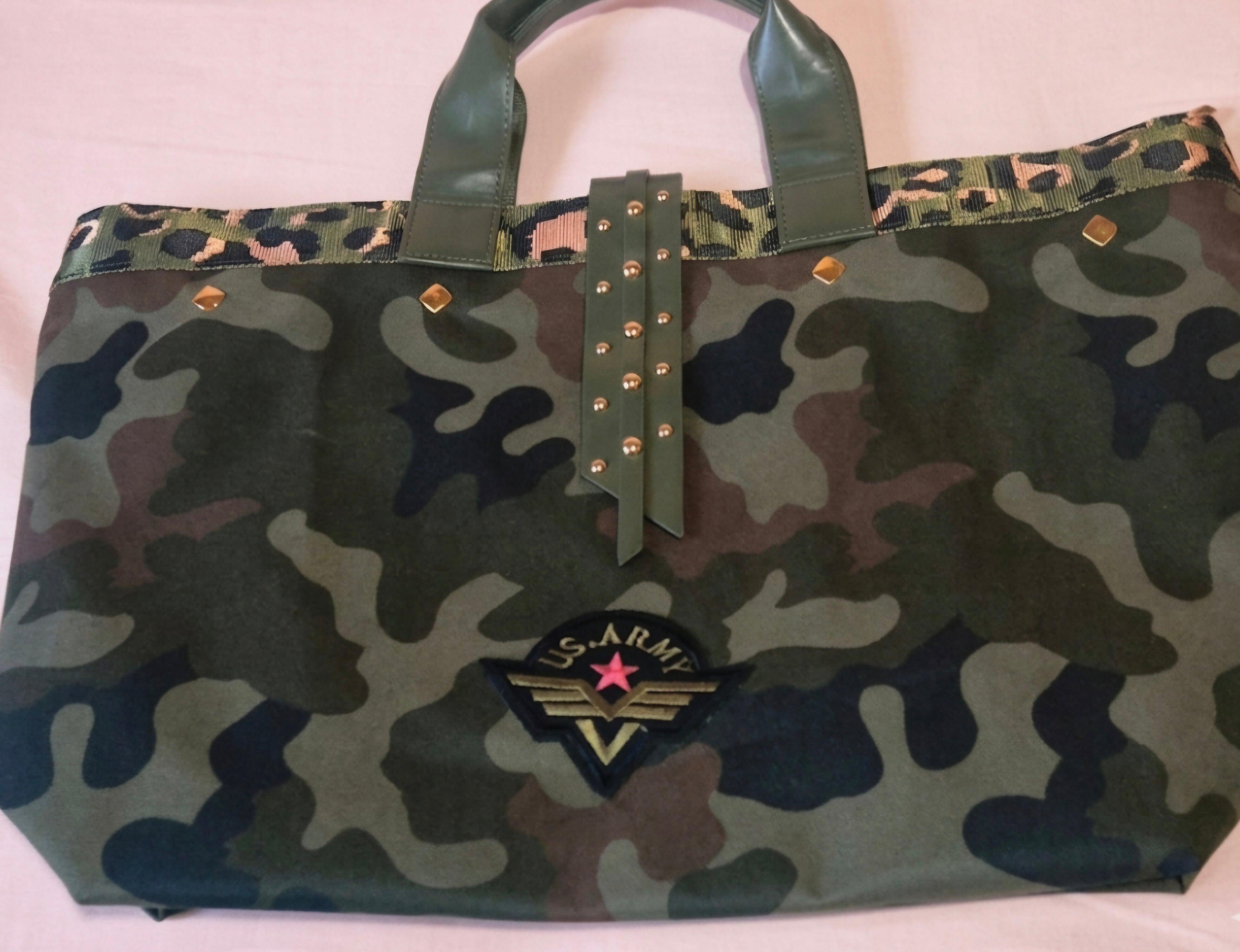 Detalle estampado camuflaje bolso tote army chic boho | vaqueraspain