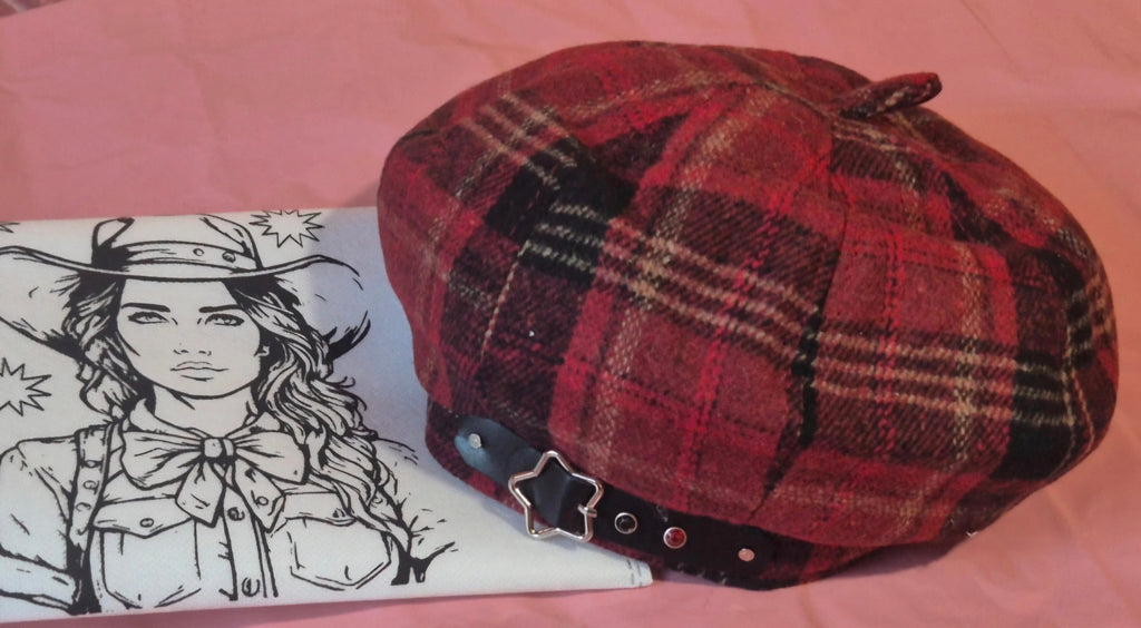 Detalle gorra newsboy cap cuadros rojos boho chic | vaqueraspain
