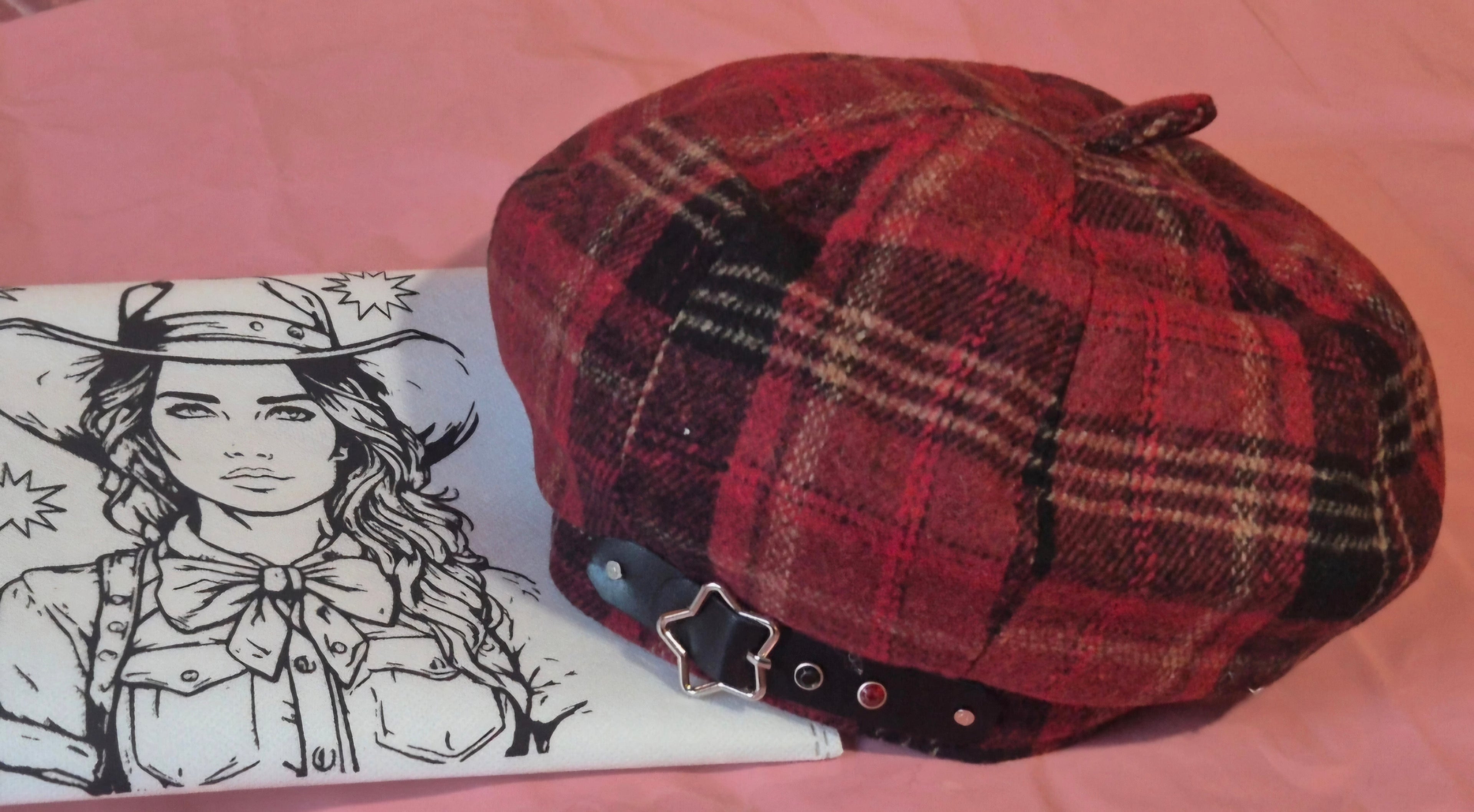 Detalle gorra newsboy cap cuadros rojos boho chic | vaqueraspain

