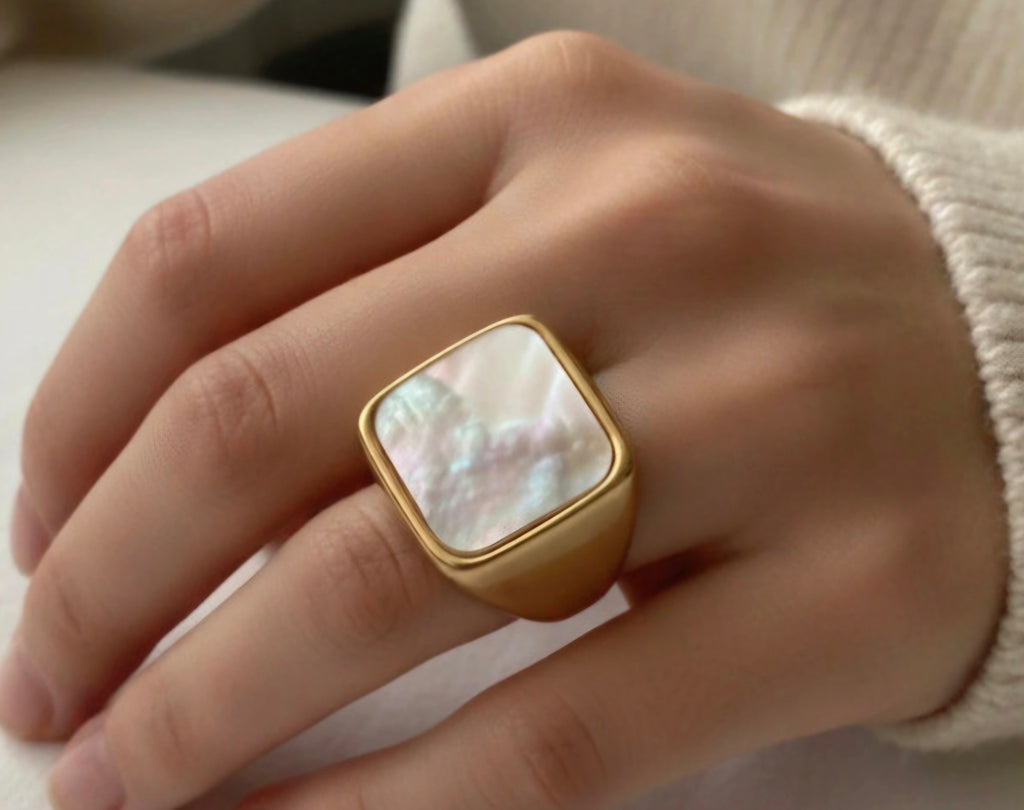 Vista lateral anillo dorado sello madreperla joyería fina | vaqueraspain