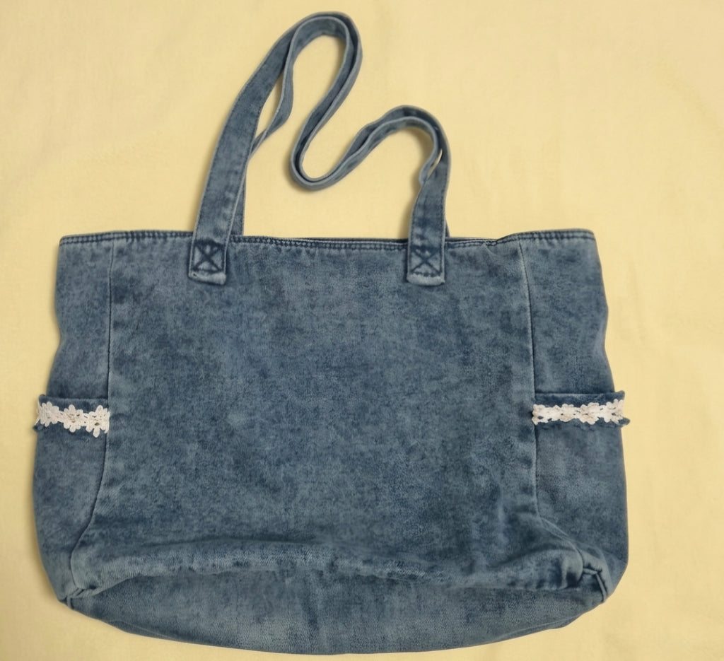 Vista frontal bolso vaquero boho galón margaritas perlitas blancas corazón celeste | vaqueraspain