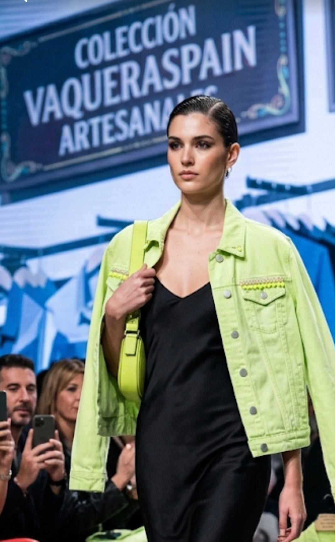 Vista lateral chaqueta denim verde lima boho chic con pedrería artesanal | vaqueraspain