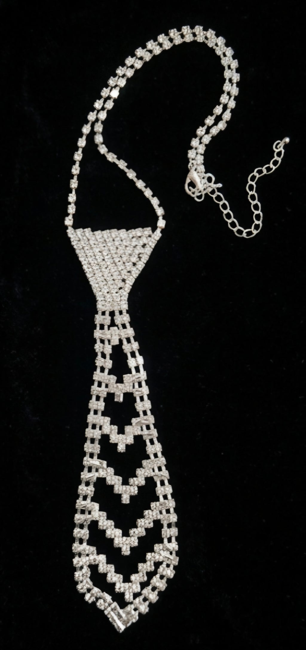 Vista frontal corbata joya con strass plateado boho chic | vaqueraspain