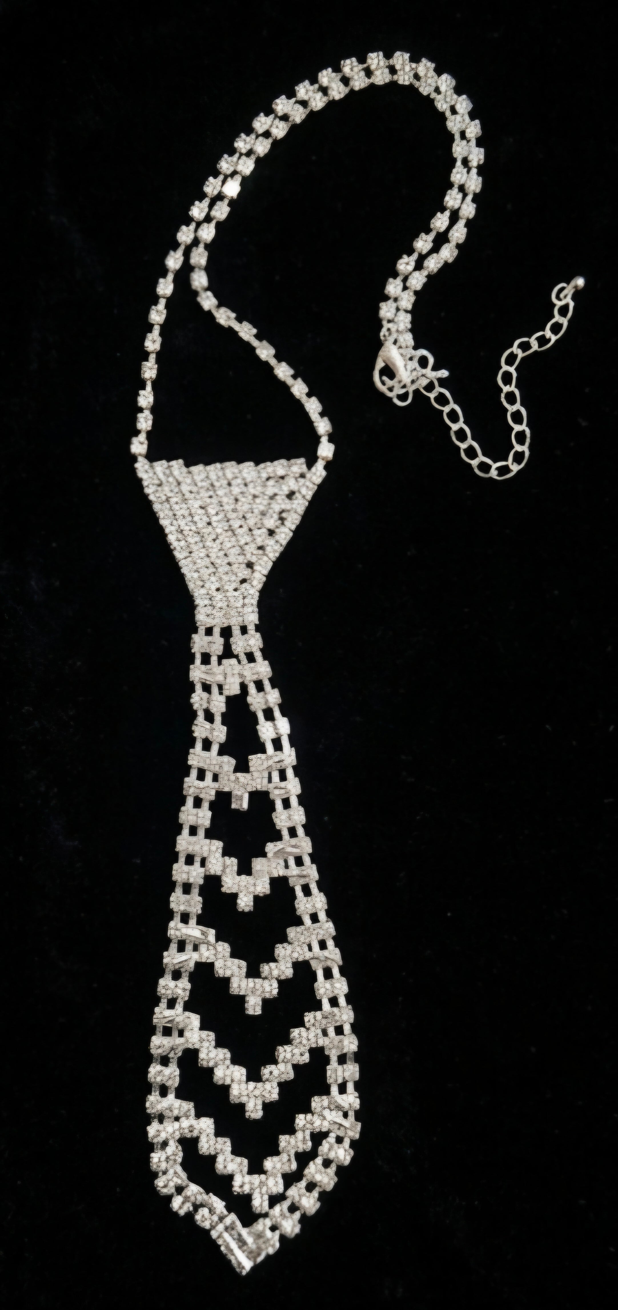 Vista frontal corbata joya con strass plateado boho chic | vaqueraspain