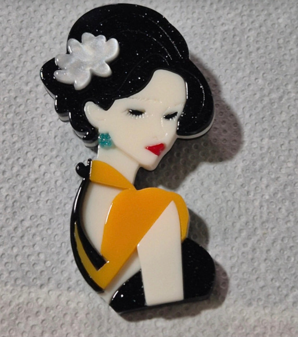 Broche vintage mujer con recogido clásico y flor blanca | vaqueraspain