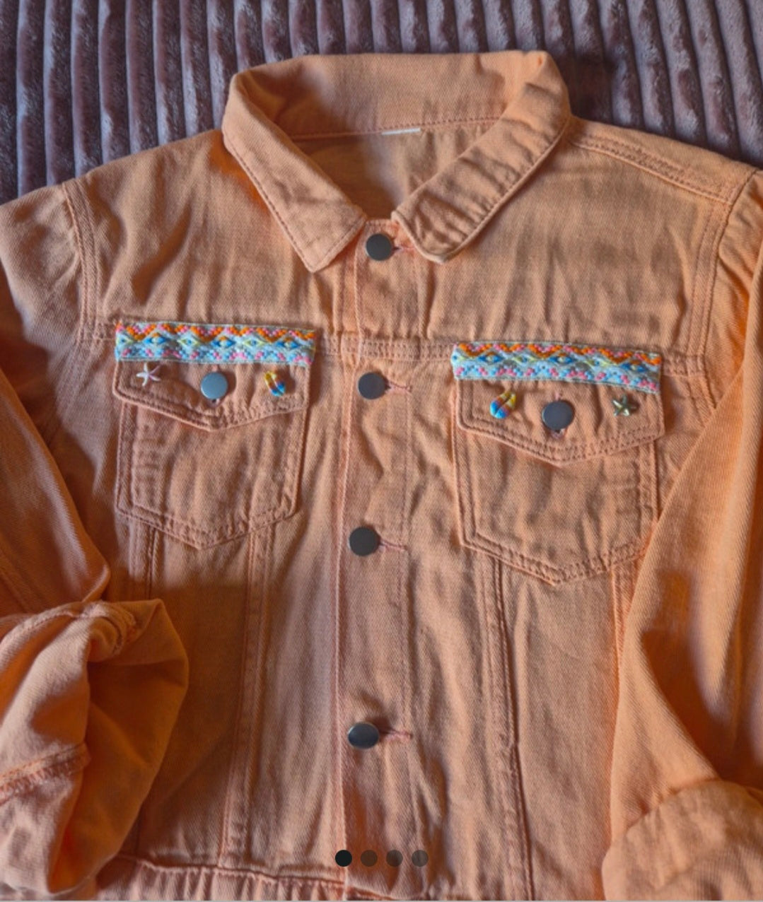 Detalle customización chaqueta vaquera melocotón boho chic talla M | vaqueraspain