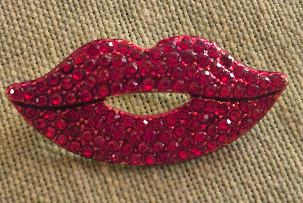 Broche vintage labios rojos con strass boho chic | vaqueraspain