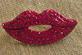 Broche vintage labios rojos con strass boho chic | vaqueraspain