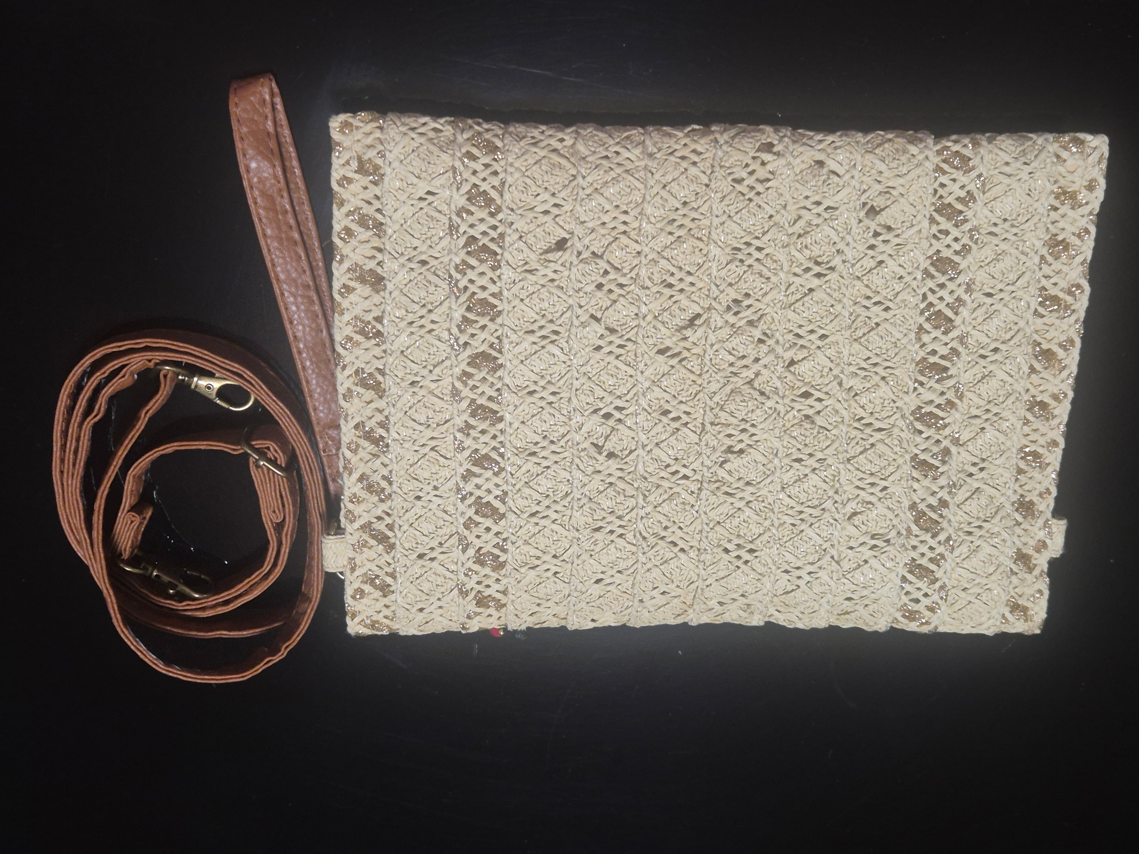 Bolso clutch bohemio con adorno semicircular bolitas de colores