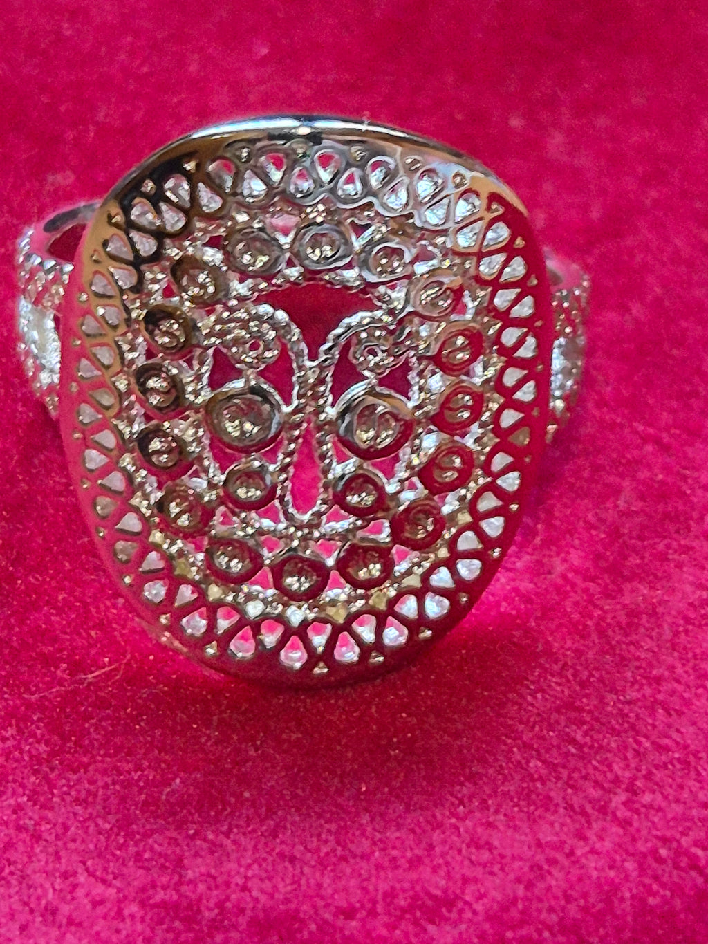 Anillo ovalado " Diseño calado"de plata 925