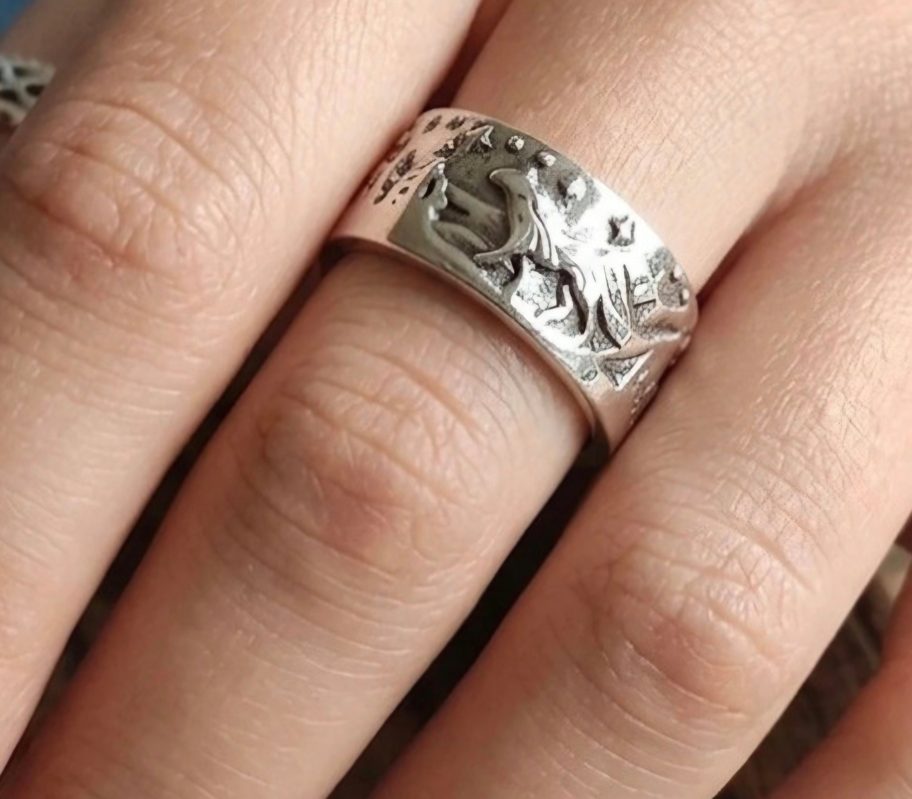 Anillo bohemio vintage          " Lobo entre montañas" de acero con baño de rodio.