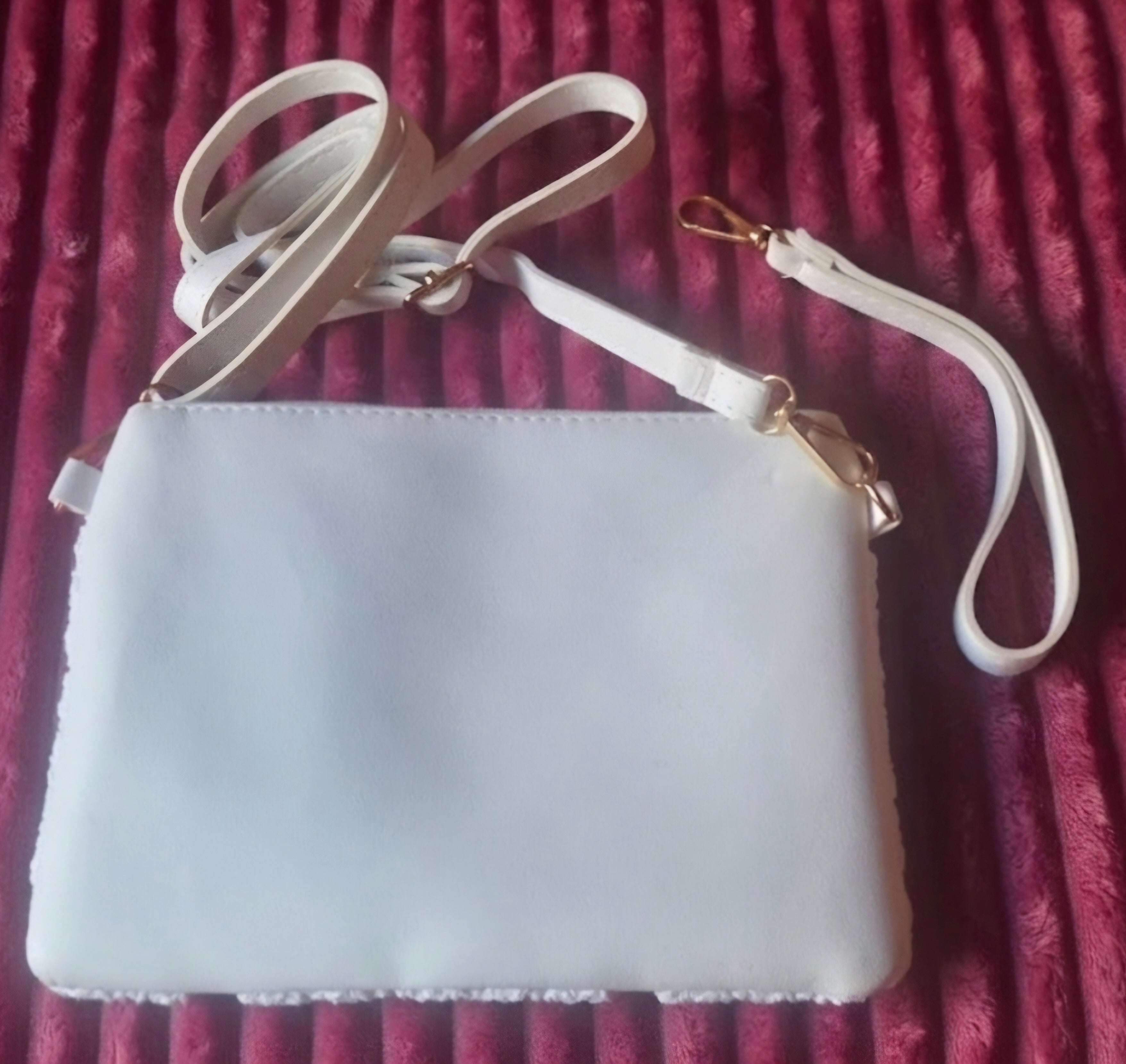 Vista trasera cartera artesanal boho chic crochet blanco muñecas kokeshi | vaqueraspain