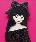 Broche vintage boho chic mujer morena con lazo y vestido negro brillante - vaqueraspain