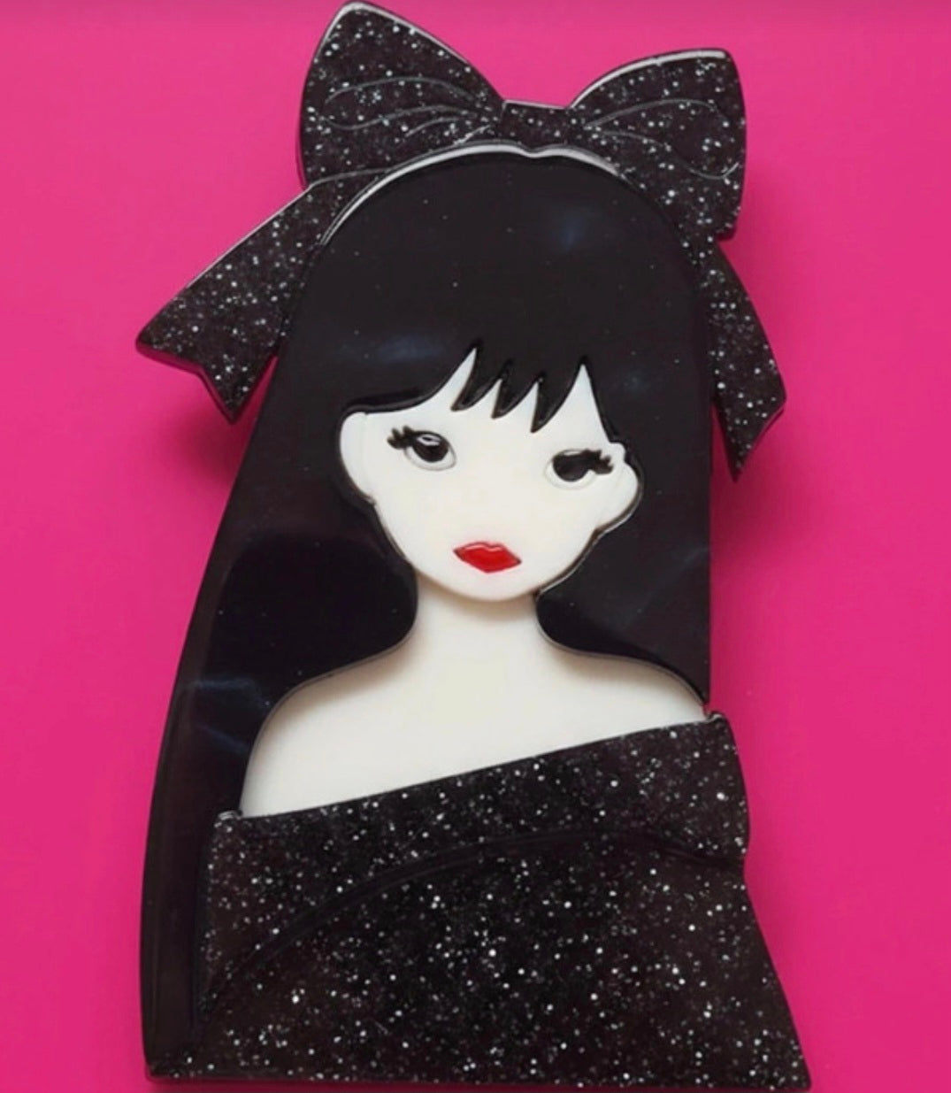 Broche vintage boho chic mujer morena con lazo y vestido negro brillante - vaqueraspain
