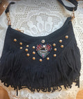 Bolso boho con flecos negros y diseño de corazón - vaqueraspain