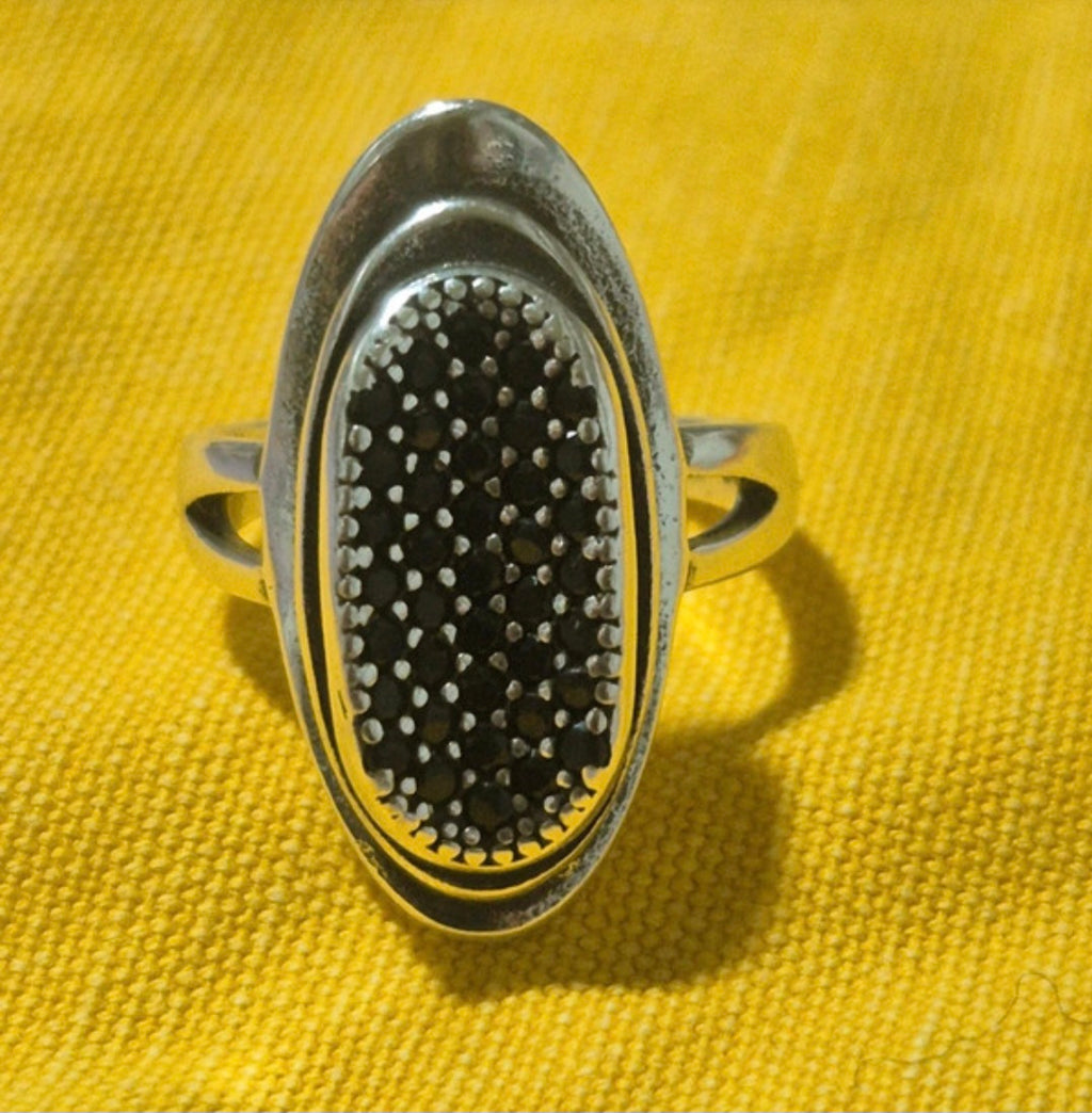 Detalle espinelas negras anillo bohemio alargado plata 925 | vaqueraspain
