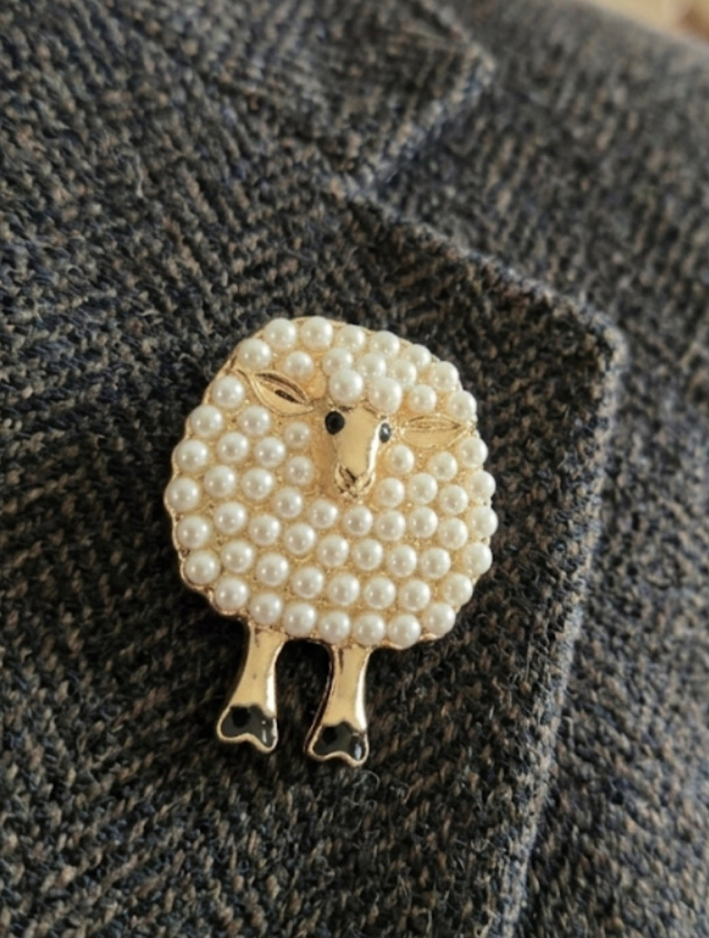 Broche vintage simpática oveja estilizada